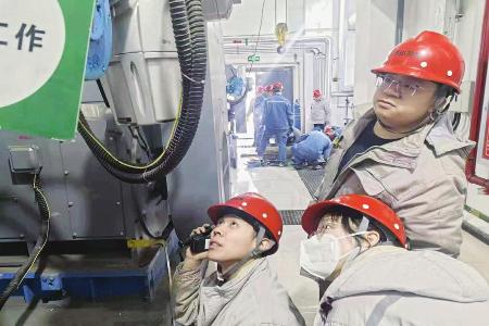 他们用辛勤的汗水，点亮了节日的灯火。 图片由塔山发电公司提供