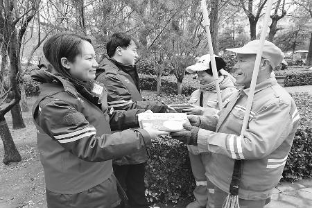 暖心汤圆致敬户外劳动者 通讯员 赵翔 摄