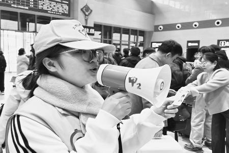 用微笑传递温暖 图片由中铁太原局集团公司团委提供