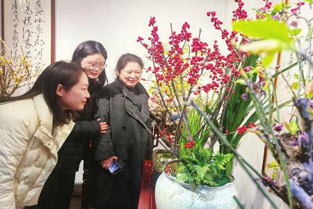 女职工踏青赏花，感受春天的气息。 通讯员 李文霞 摄