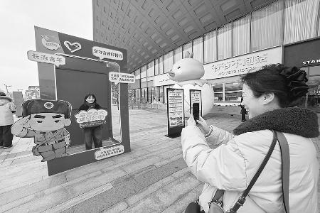 长治青年与雷锋画像合影 本报记者 刘琴 摄