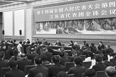 　　3月5日下午，中共中央总书记、国家主席、中央军委主席习近平参加他所在的十四届全国人大四次会议江苏代表团审议。 新华社记者 燕雁 摄