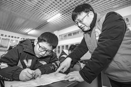 “青年助老、银龄携幼”的双向互助温暖人心