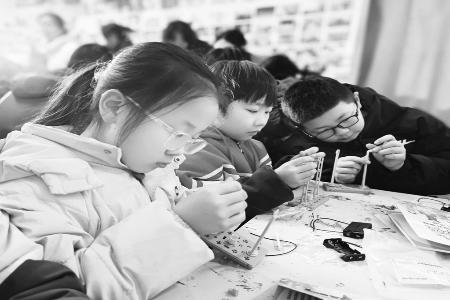 孩子们在动手实践中感受到科学的魅力 图片由通讯员马明清提供