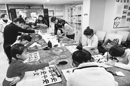 特色活动丰富孩子们的假期生活 图片由团省委社联部提供