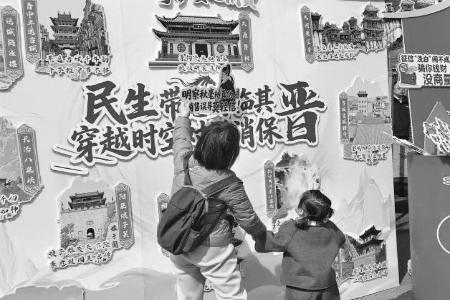 沉浸式互动宣教吸引参观者驻足 本报记者 赵云云 摄