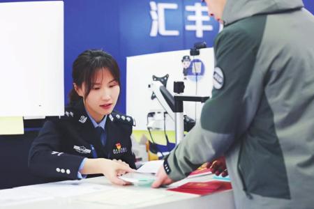 坚守户籍窗口，贴心服务群众。 图片由受访者提供