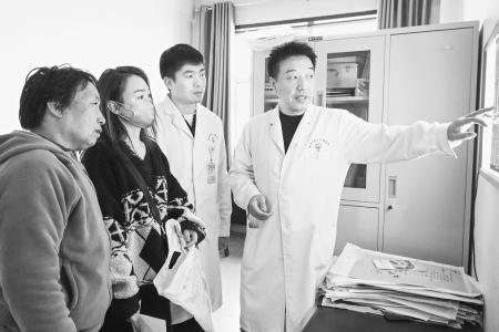 孔维杰（右二）在良师指引下精进医术 本报记者 路诗洁 摄