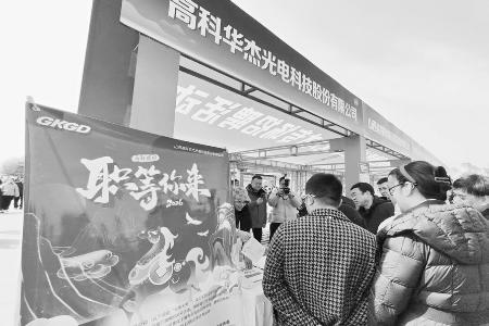 政府搭台，拓宽就业渠道。 靳晓姝 摄