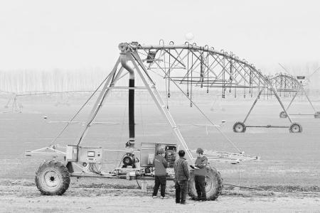 供电人走进粮食高产高效示范基地检查用电设施 通讯员 李卓庭 摄