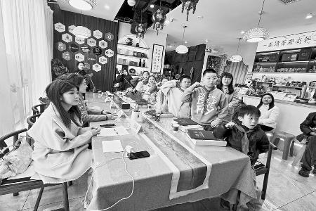 小议事员们积极思考、大胆发言。 图片由太原市万柏林区融媒体中心提供