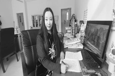 以活动育人、以情境育人。