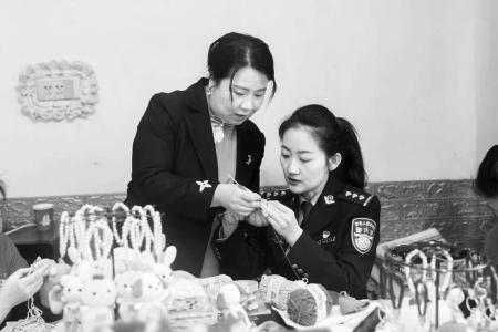王素环教民警做非遗作品 图片由太原市公安局提供