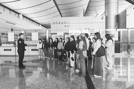 师生同上国家安全教育课 图片由山西出入境边防检查总站提供