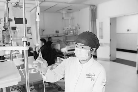 陈芳6年坚守为患者点亮康复之路 本报记者 刘琴 摄