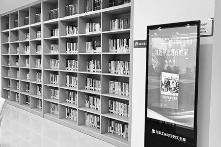 一排排书架整齐划一,一册册图书陈列有序。