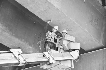 技术人员依次对21座桥梁进行检测 图片由太原市城乡管理局提供