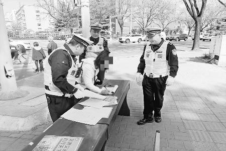 长治交警严查严管，温情劝导。