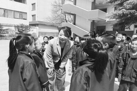 默默耕耘，温情守护。 本报记者 刘琴 摄