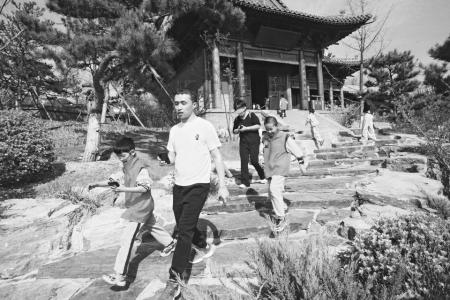 户外运动深受亲子团欢迎 图片由太原市青少年宫提供