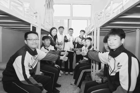 捐赠物资切实改善学生住宿条件