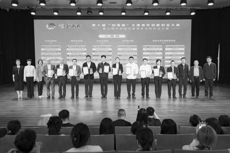 榜样表彰激发奋进力量，百企千岗助力青年就业。 本组摄影 本报记者 王钰钦