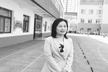 用教师与人大代表的双重身份，践行着双重使命。