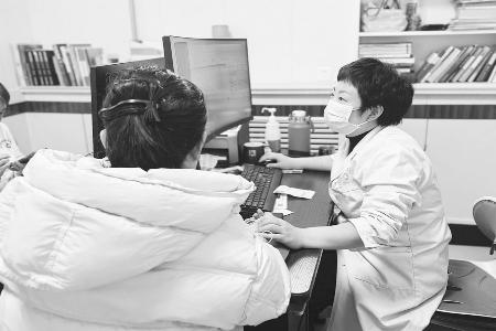 用爱守护患者身心健康 本报记者 刘琴 摄