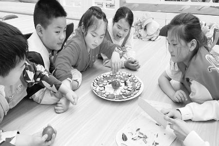 制作蔬菜拼盘 图片由团高平市委提供