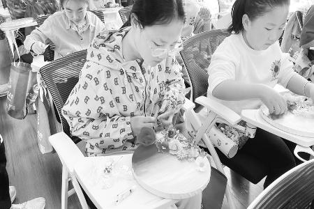 孩子们制作永生花肌理画 图片由团高平市委提供