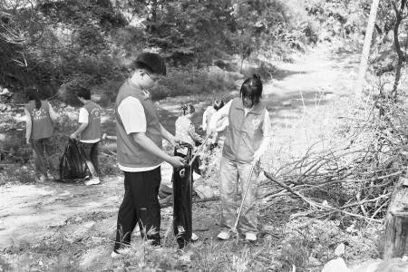 “河小青”清理垃圾 图片由团夏县县委提供