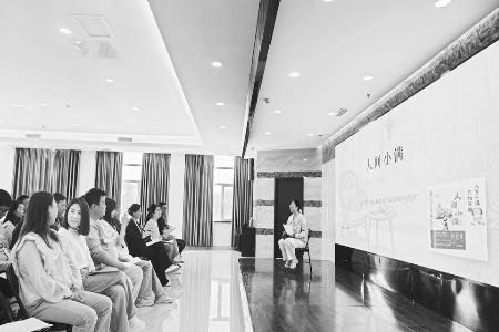 青年干部上台分享读书感悟 图片由阳城县直属机关事务服务中心提供
