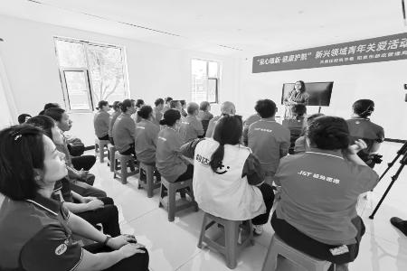 心理咨询师开展心理团体辅导 本报记者 孟存田 摄