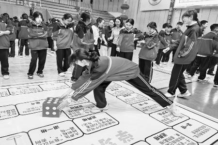 学生们化身“棋子”，在体验中完成心理蜕变。 本组图片均由山西12355青少年服务台提供