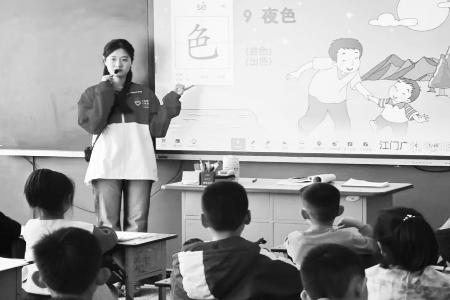 用爱心与坚守陪伴学生成长