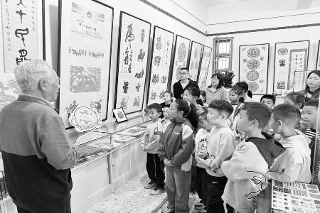 　　孙语桐（化名）的剪纸作品围绕传统纹样展开，生肖、花鸟与吉祥图案相映成趣，尽显非遗剪纸的灵动巧思。　　本组图片均由浮山县剪纸博物馆提供