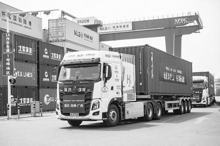 　　氢能重卡在陆海新通道重庆无水港顺利发车，西部陆海“氢走廊”正式投运（2025年4月14日摄）。新华社记者 唐奕 摄