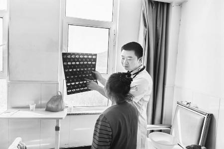 张国立用日复一日的坚守为百姓筑起健康防线 图片由受访者提供