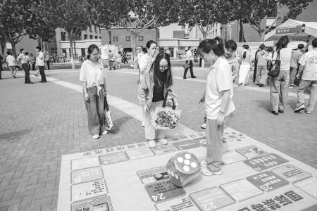 学生们掷骰闯关学禁毒知识 图片由山西省禁毒委员会办公室提供