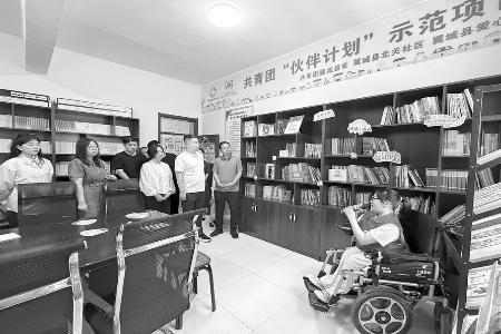 “小伙伴书屋”负责人丁泽雪为爱心人士代表介绍书屋开展活动情况 图片由团翼城县委提供