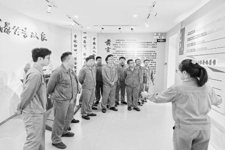 参观李双良纪念馆 图片由太钢团委提供