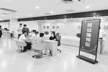 线上线下联动，拓宽就业覆盖面。 图片由太原市公共就业服务中心提供