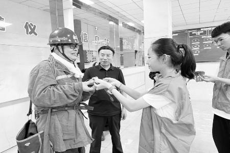 通过“教育两代人、守护一家人”的暖心举措，打通企业、职工、家庭三方安全联动链条。本组图片均由中煤山西公司团委提供