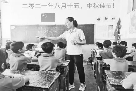 深耕教坛潜心教研 图片由受访者提供