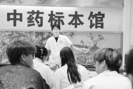 从“医博寻踪”到“康养知行”，串起的是从“知道”到“做到”的完整成长链条。 本组图片均由山西中医药大学团委提供