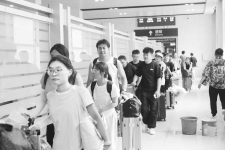 山西西部计划服务新疆专项志愿者启程 图片由山西省青少年事业发展中心提供