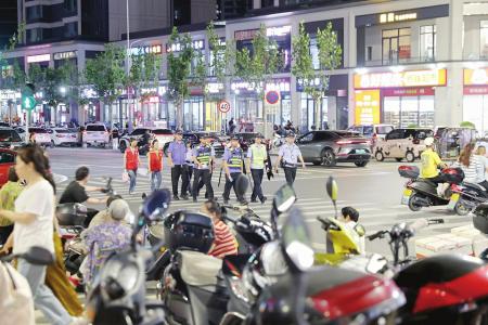 公安民辅警下沉夜市街巷 图片由山西省公安厅提供