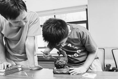 孩子们在动手实践中感知文物之美 图片由太原市快递行业工会联合会提供