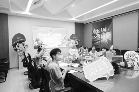 快乐碰面，元气满满启新程。 图片由太重集团团委提供