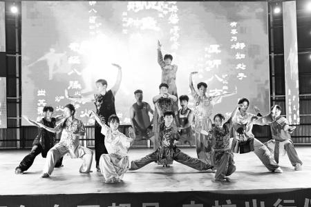 文艺下乡展演 图片由团夏县县委提供